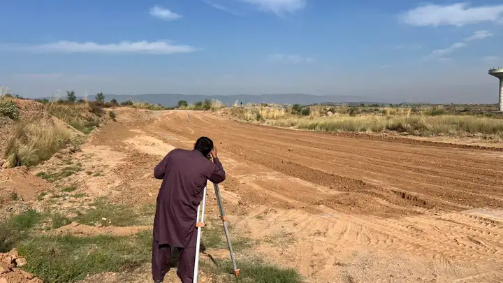 مزید برآں، چیئرمین نے اس بات پر زور دیا کہ ترقیاتی کاموں میں معیار پر کوئی سمجھوتہ نہ کیا جائے اور تمام مراحل مقررہ وقت میں مکمل کیے جائیں۔ قرطبہ سٹی انتظامیہ ترقیاتی کاموں کو جلد از جلد مکمل کرنے کے لیے پرعزم ہے تاکہ یہ منصوبہ اپنے رہائشیوں کو ایک معیاری اور پرامن زندگی فراہم کر سکے۔ مزید