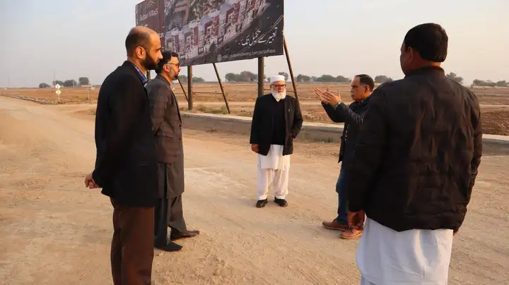 محترم لیاقت بلوچ، چیئرمین مدینتۃ العلم نے قرطبہ سٹی کا تفصیلی دورہ کیا۔ انہوں نے مختلف بلاکس میں جاری ترقیاتی کاموں کا جائزہ لیا اور بر وقت تکمیل کے لیے ہدایات جاری کیں۔ محترم چیئرمین صاحب نے شاہراہِ قرطبہ پر حال ہی میں مکمل ہونے والے اسفالٹ کے کام کا معائنہ کرتے ہوئے اطمینان کا اظہار کیا۔