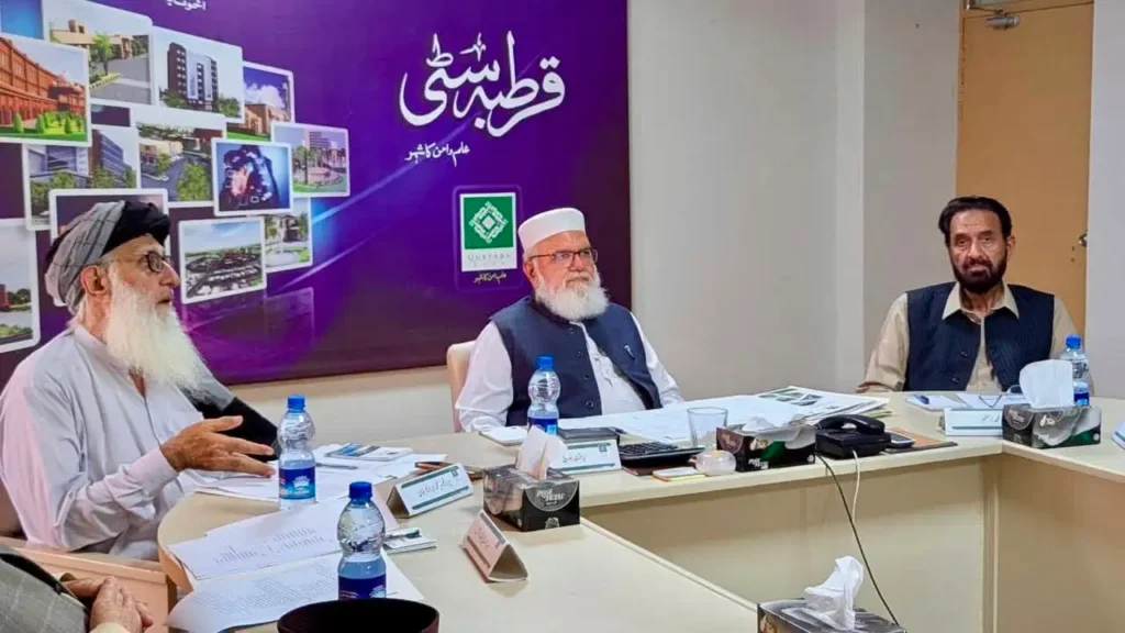 اسلام آباد کی بیسٹ ہاؤسنگ سوسائٹی قرطبہ سٹی کے اجلاس میں چیئرمین لیاقت بلوچ، پروفیسر ابراہیم اور میاں اسلم گفتگو کرتے ہوئے