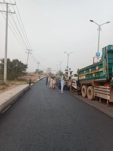 Qurtaba City - Asphalt Work Progressing Rapidly on Shahrah-e-Qurtaba! Development in Qurtaba City is entering an exciting new phase. Carpeting work on Shahrah-e-Qurtaba, the main road connecting Chakri Interchange to Qurtaba City, is advancing quickly. In the initial phase, this spacious roadway will be carpeted, and green belts will be created on both sides of the road.