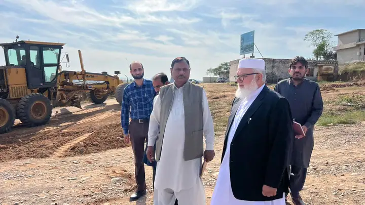 Chairman Madinatul Ilm Inspects Development Work in Blocks N and M