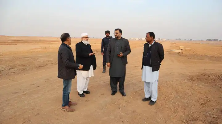 Respected Liaqat Baloch, Chairman of Madinatul Ilm, conducted a detailed visit to Qurtaba City. He reviewed the ongoing development work in various blocks and issued instructions to ensure timely completion. The Chairman expressed satisfaction while inspecting the recently completed asphalt work on Shahrah-e-Qurtaba.