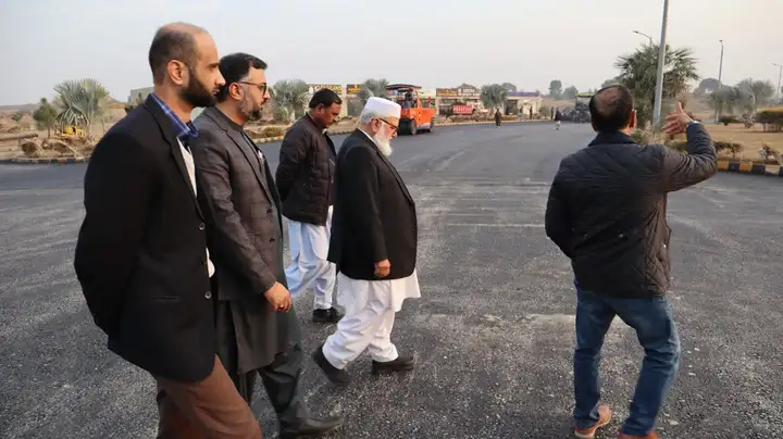 Respected Liaqat Baloch, Chairman of Madinatul Ilm, conducted a detailed visit to Qurtaba City. He reviewed the ongoing development work in various blocks and issued instructions to ensure timely completion. The Chairman expressed satisfaction while inspecting the recently completed asphalt work on Shahrah-e-Qurtaba.